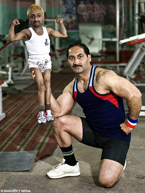 [Mini+muscleman+Romeo+pictured+with+his+trainer+Ranjeet+Pal+weighs+just+1+st+6+lbs.jpg]