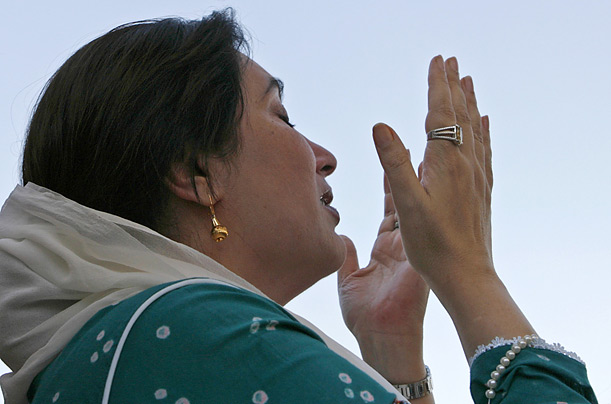 [benazir_bhutto_praying.jpg]
