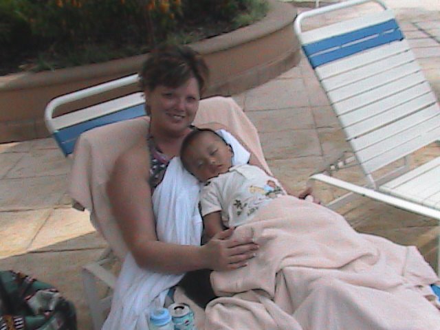 [Zach+snoozing+by+the+pool.JPG]