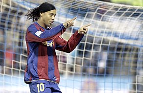 [Ronaldinho+celebrates+11-3.jpg]