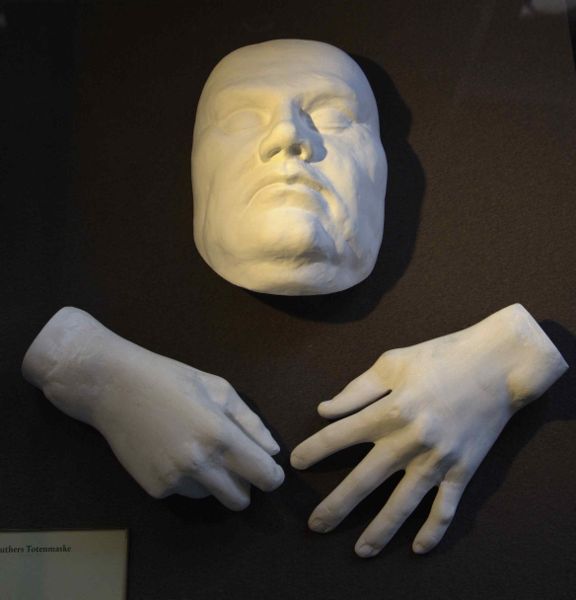 [1483Luther_death-hand_mask.jpg]