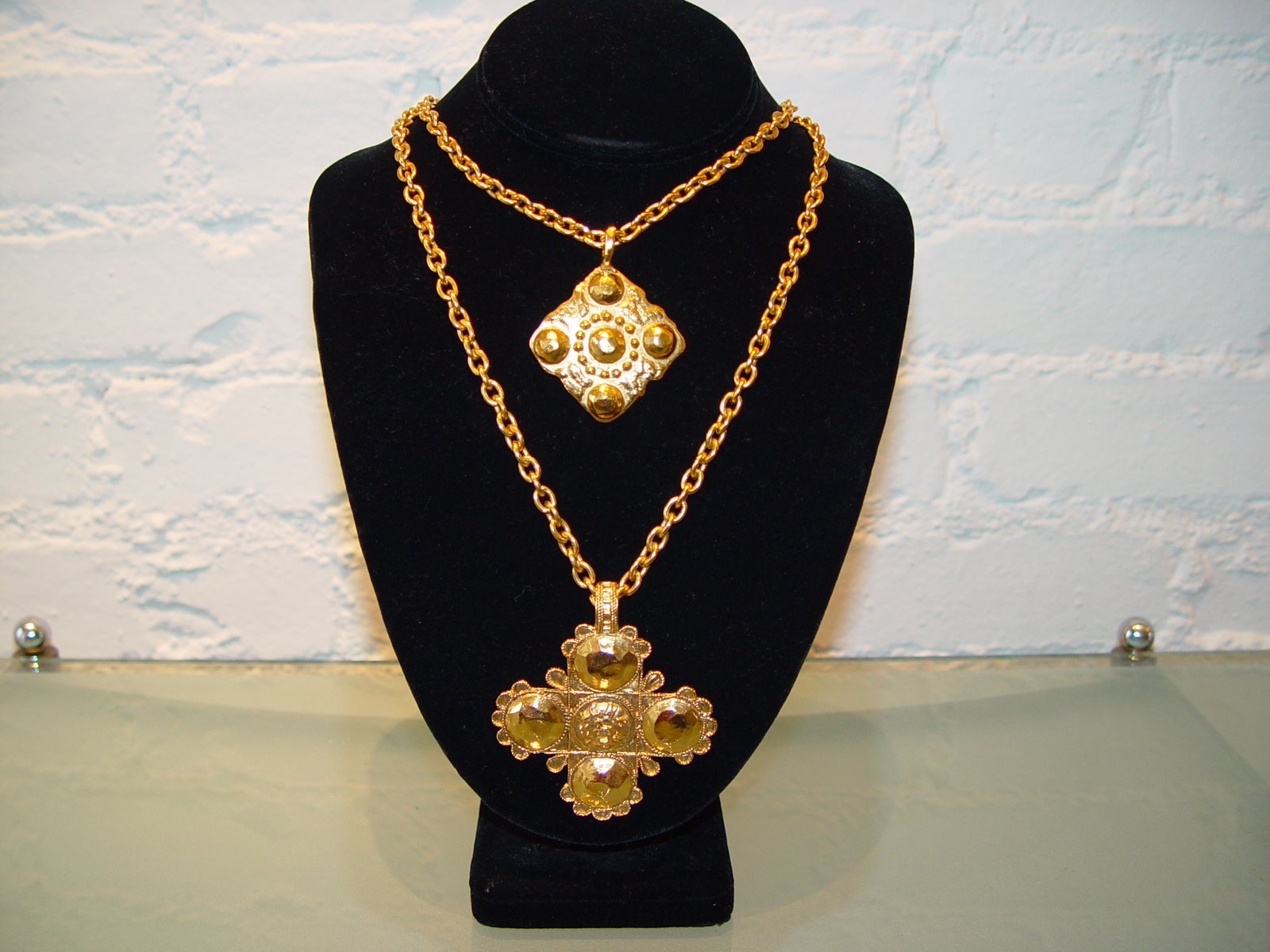 [CHANEL+GOLD+NECKLACE+WITH+OVERSIZE+MEDALLIONS.JPG]