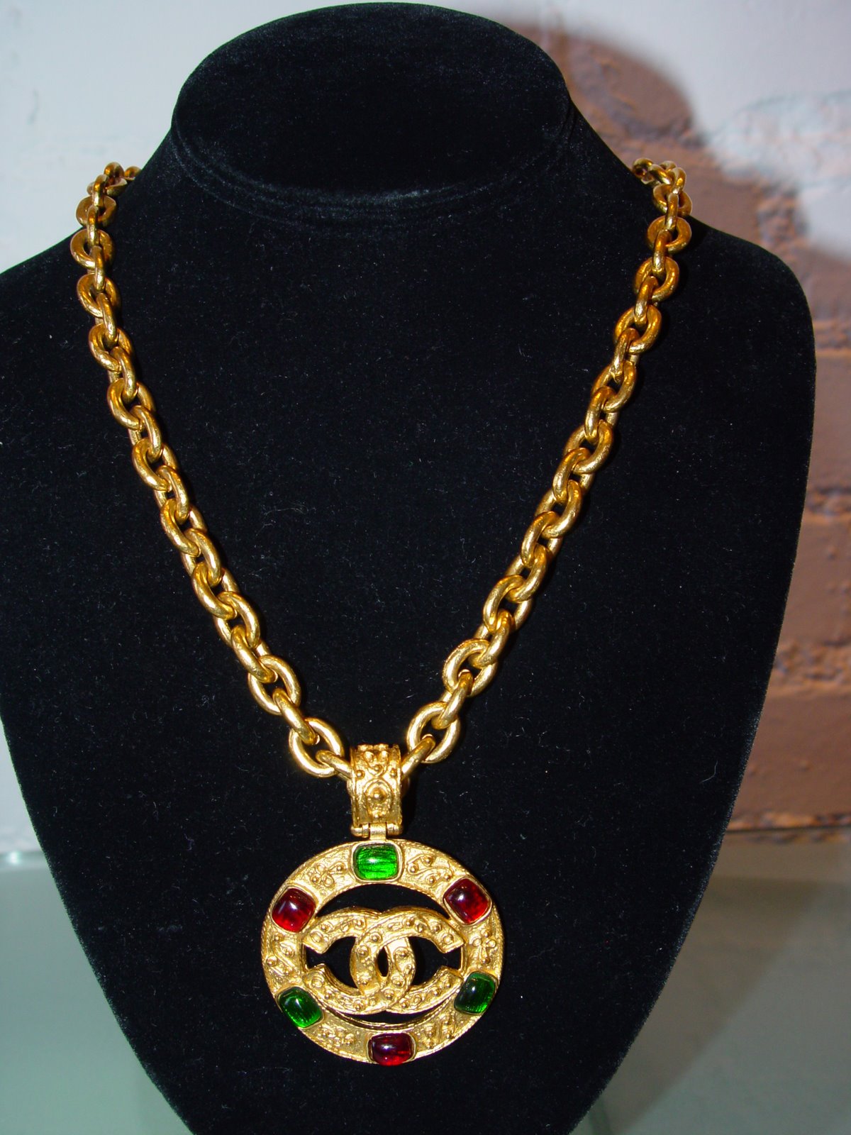 [CHANEL+LARGE+LINK+NECKLACE+WITH+CC+LOGO+MEDAILLON+WITH+RED+AND+GREEN+POURED+GLASS+C+80S.JPG.JPG]