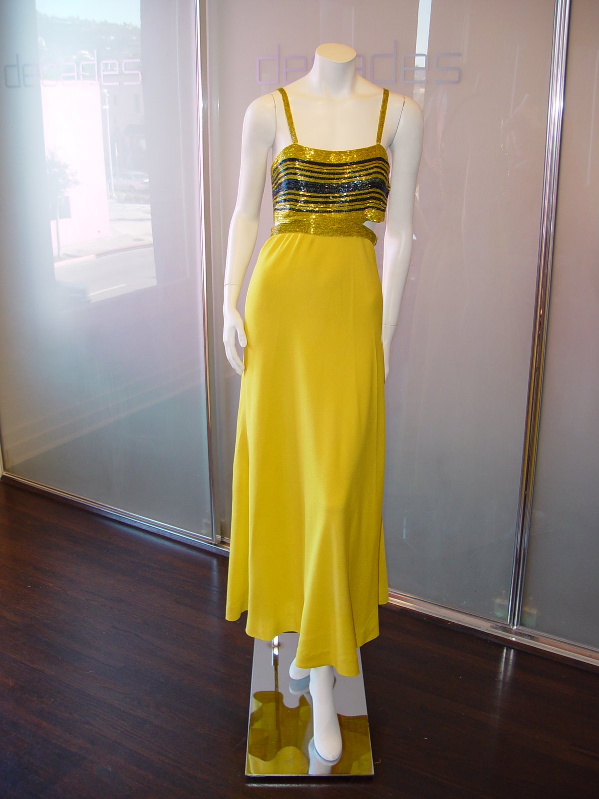 [GALANOS+YELLOW+DRESS+WITH+EMBROIDERY+-+1.JPG]