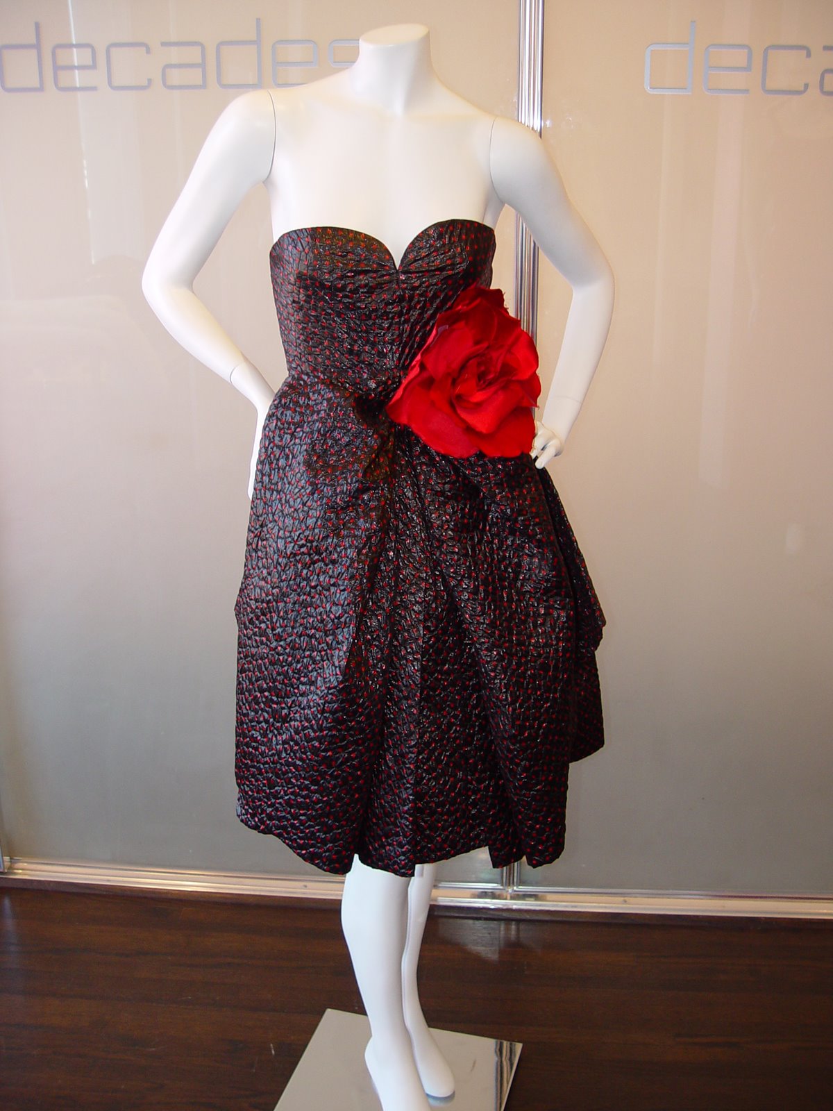 [JAMES+GALANOS+50S+STYLE+80S+ERA+BLACK+SHINY+QUILTED+FABRIC+WITH+RED+DOT+DRESS+WITH+BIG+RED+FLOWER+AT+WAIST+CONTEMPORARY+SIZE+4+-+6.JPG+(2).JPG]