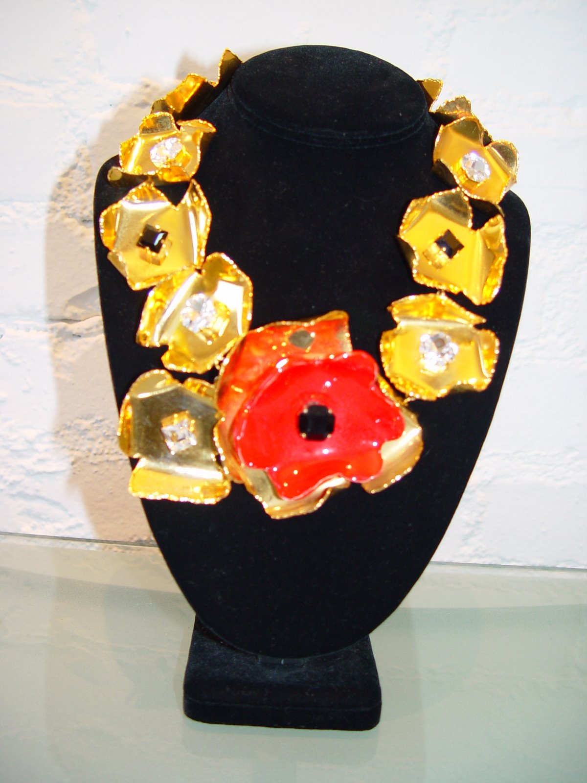 [YSL+RIVE+GAUCHE+AMAZING+GOLD+FLOWER+NECKLACE+WITH+RED+CENTER.JPG.JPG]