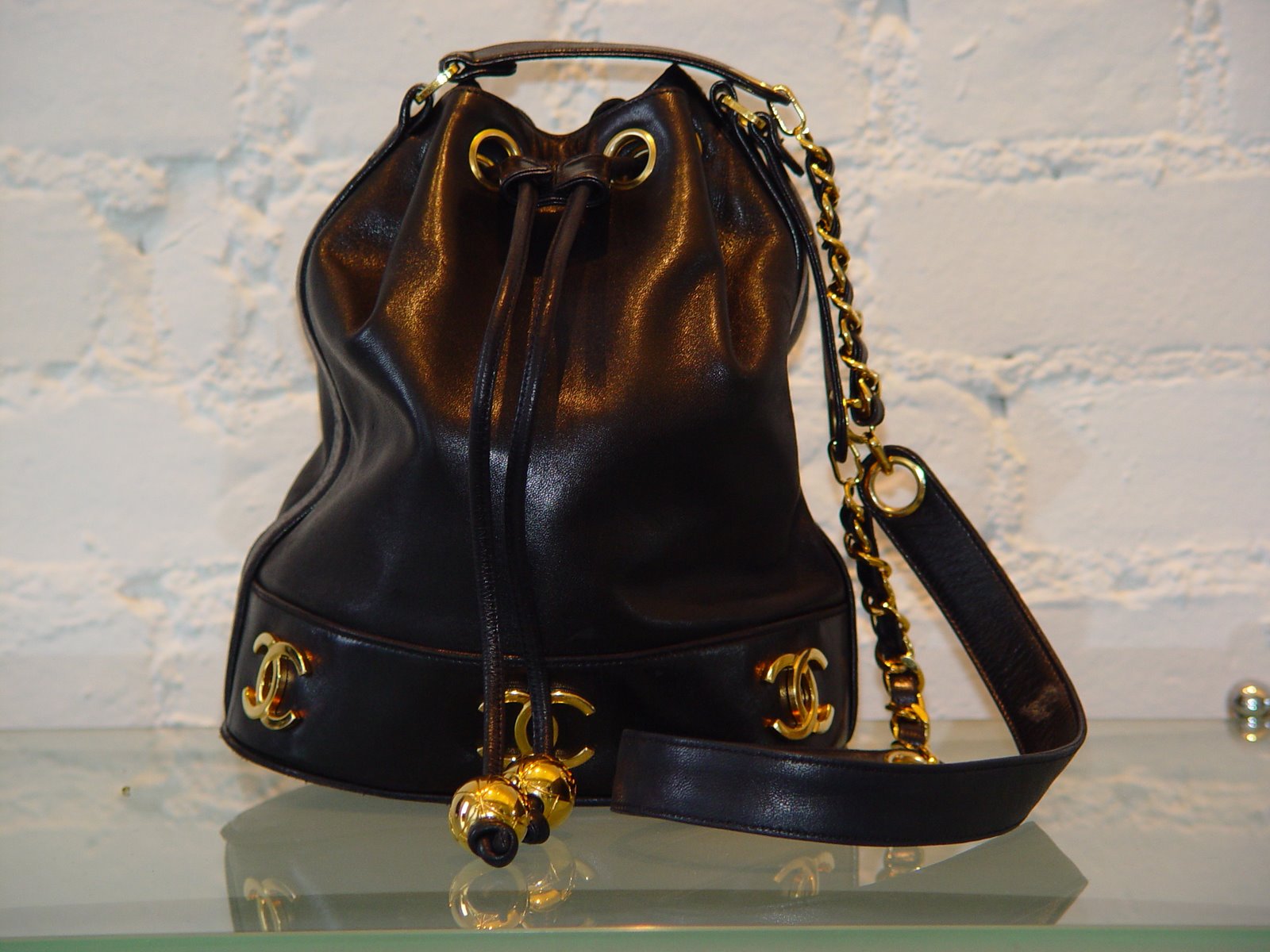 [CHANEL+ICONIC+BLACK+LEATHER+DRAWSTRING+BUCKET+BAG+WITH+GOLD+HARWARE+-+3.JPG]
