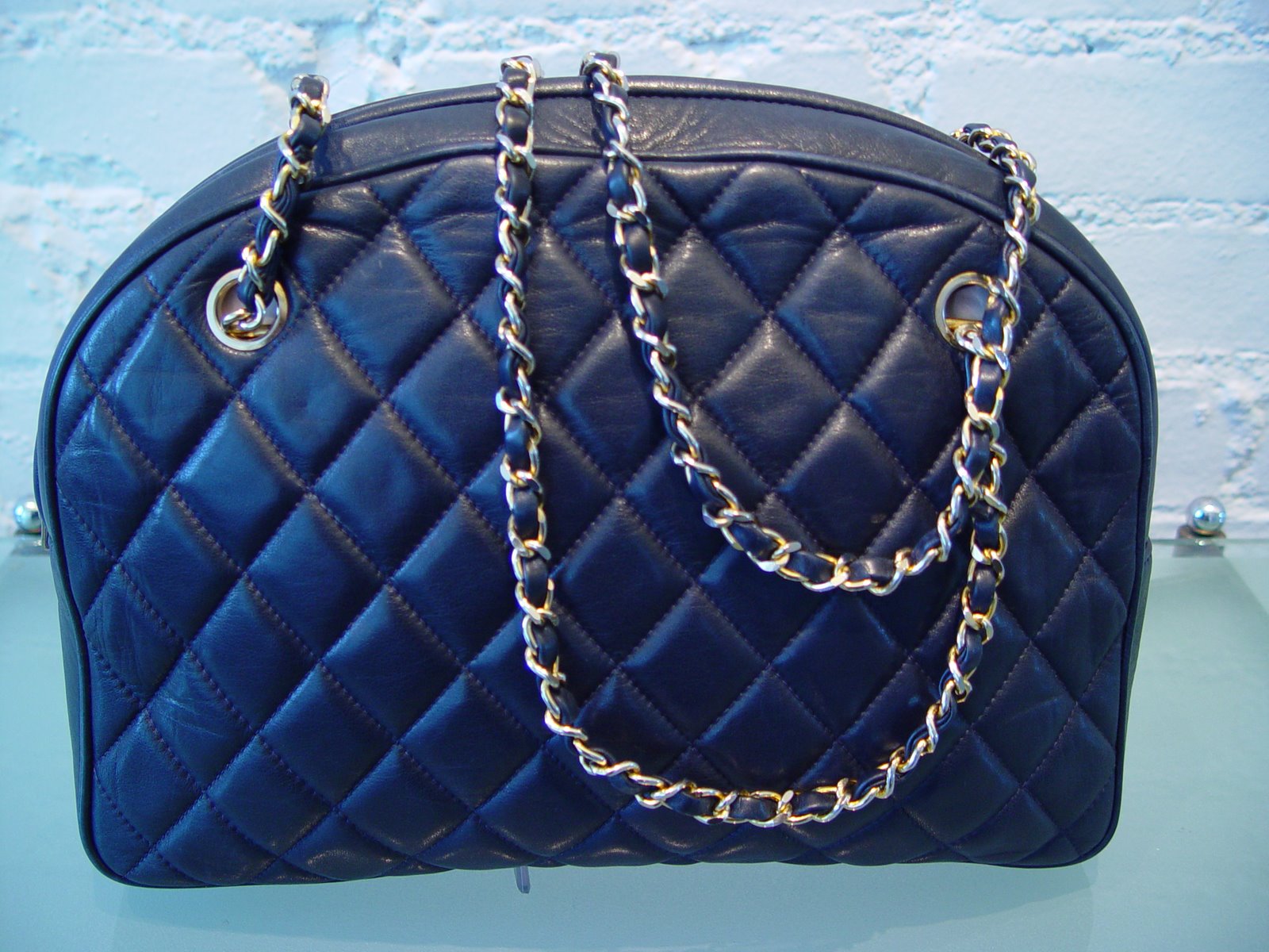 [NAVY+DIAMOND+QUITLED+LEATHER+ARC+SHAPED+BAG+C+EARLY+80S+MISSING+ZIPPER+TASSLE+9+BY+12+BY+3.JPG.JPG]