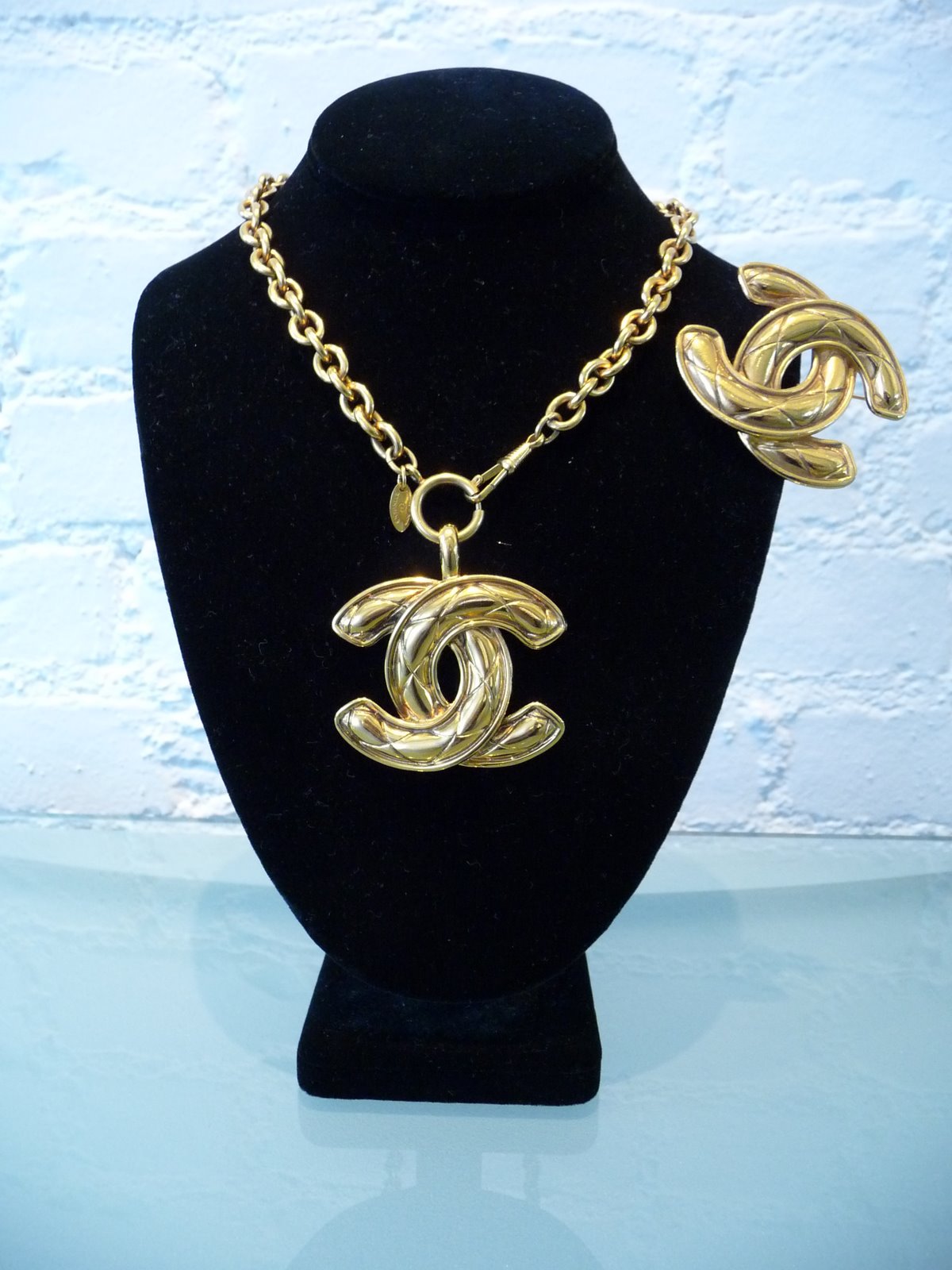 [CHANEL+80S+CC+PENANT+GOLD+TONE+NECKLACE+AND+MATCHING+PIN+C+80S.JPG.JPG]