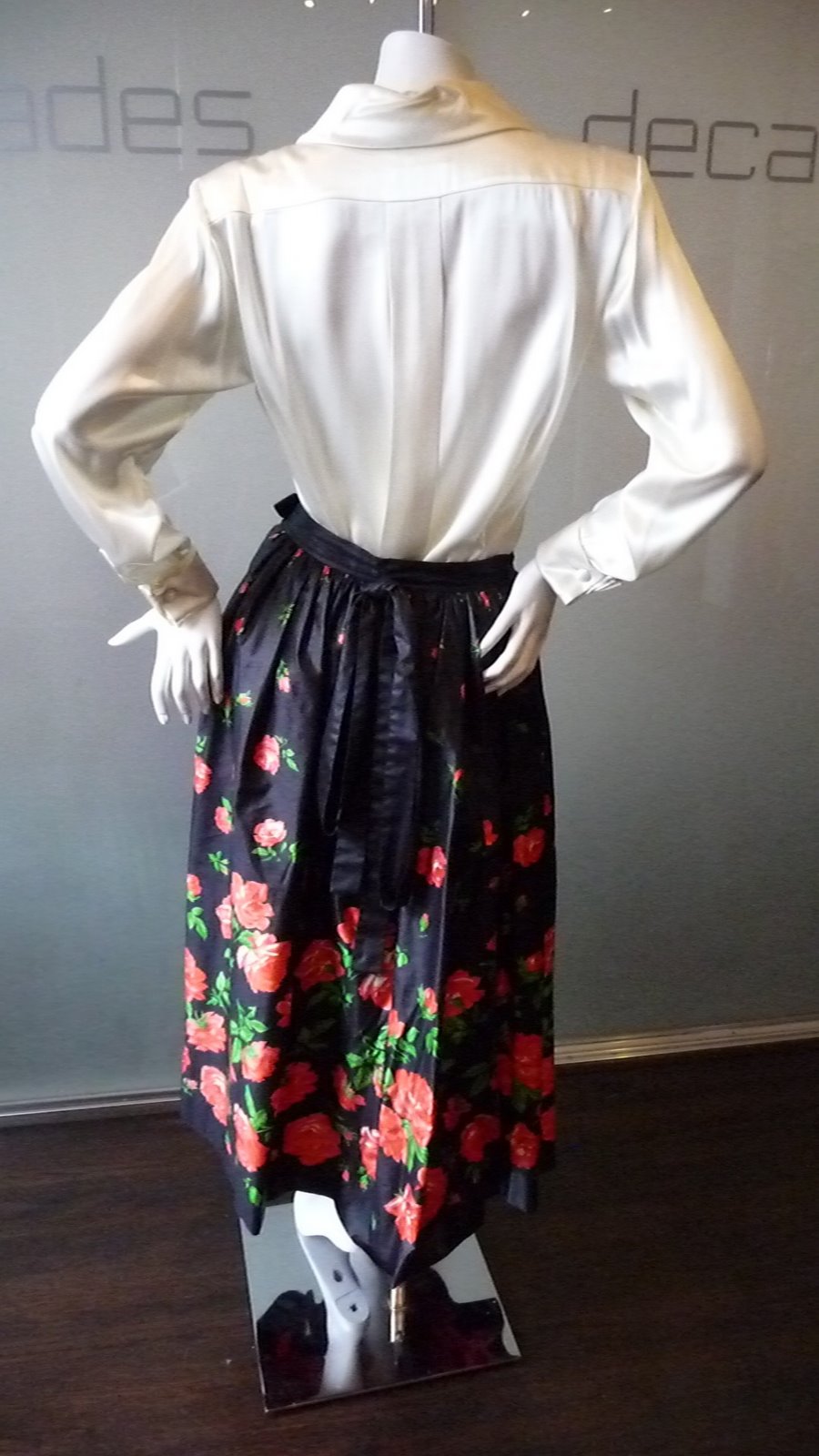 [YSL+RIVE+GAUCHE+70S+ROSE+PRINT+ON+POLISHED+COTTON+SIZE+40+BELTED+SKIRT+WITH+RED+LAYER.JPG+(1).JPG]