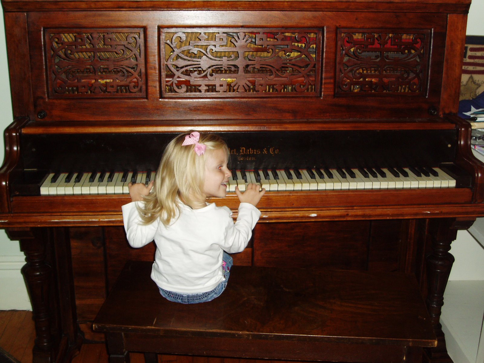 [2-Ashley+plays+the+piano.jpg]