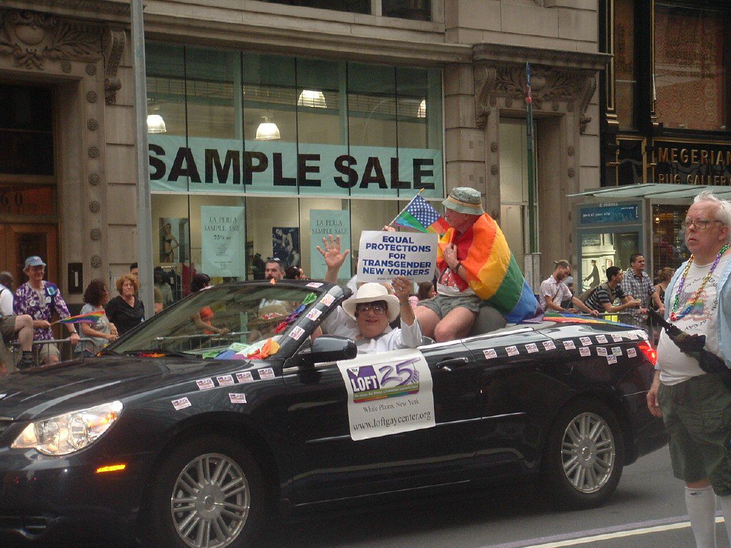 [2008+pride+march+car.jpg]