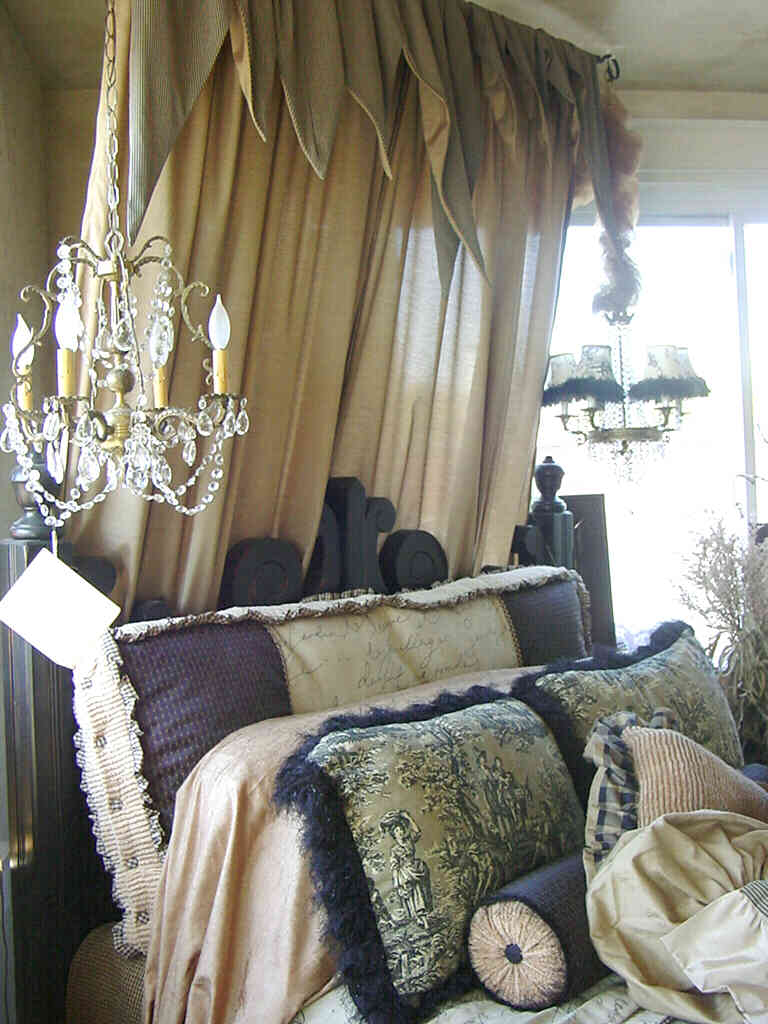 [bed_and_chandelier_low_res.jpg]