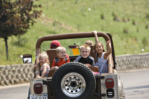 [kids-in-jeep.jpg]