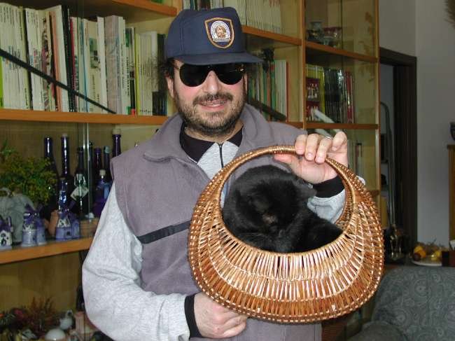 Claudio Martinotti con gatto da asporto