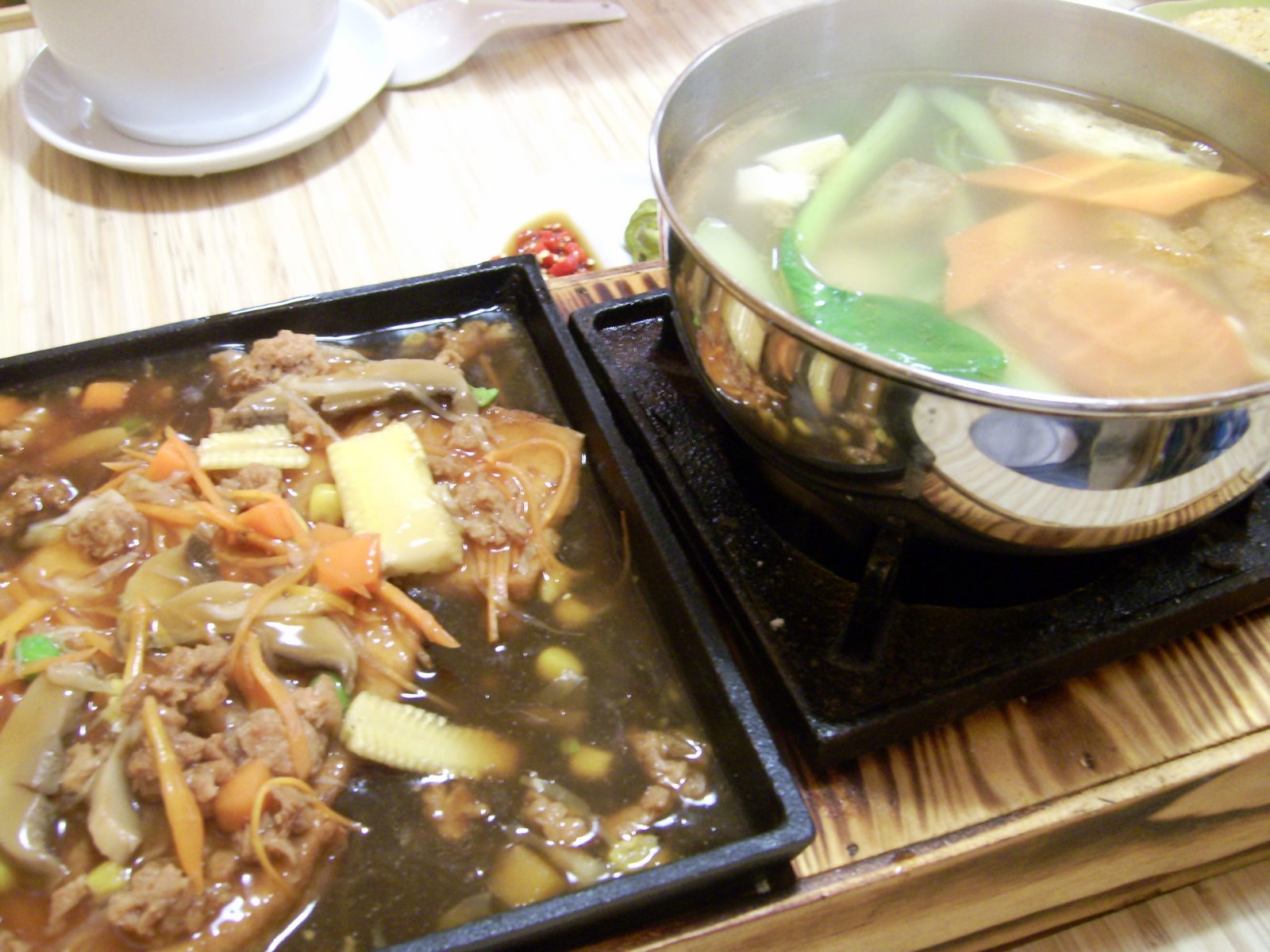 [korean+styled+mince+meat+with+tofu+and+soup.JPG]