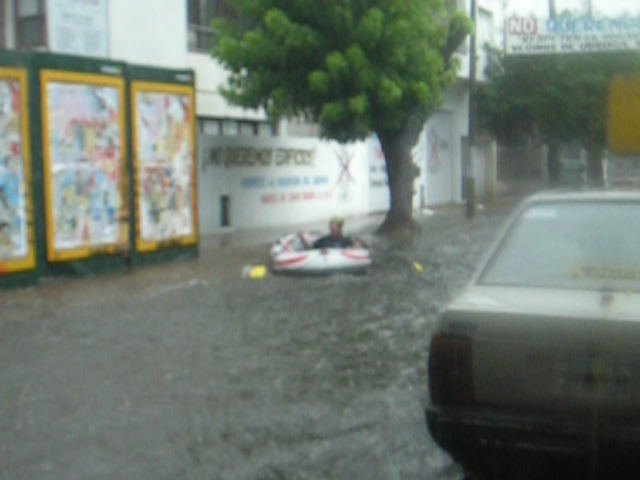 [Inundacion+28.01.08+Miguel+Presa+saliendo+de+su+casa.AVI.bmp]