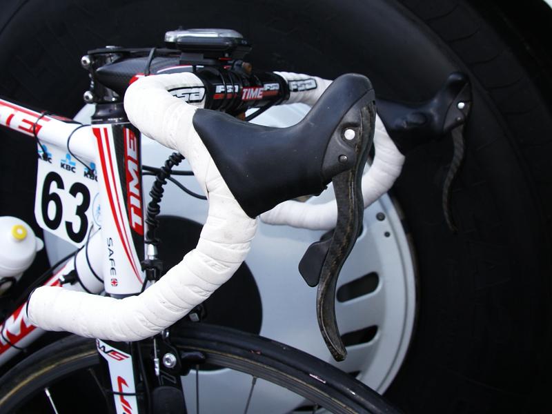 [Campy_e-Record_levers_side_view.jpg]