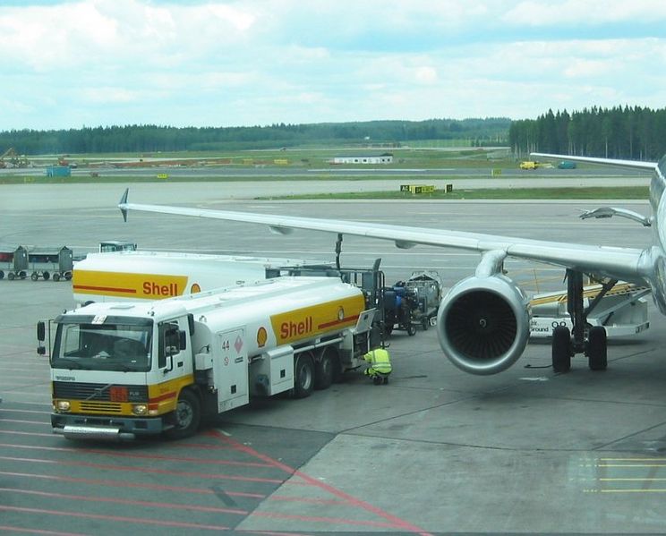[745px-Beladen_und_Betanken_am_Flughafen_in_Helsinki_01.jpg]
