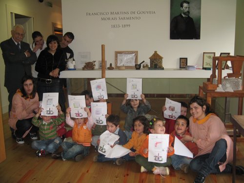 [Crianças+do+ATL+na+recepção+do+Museu+da+Cultura+Castreja+mostrando+os+desenhos+realizados+durante+a+actividade.jpg]