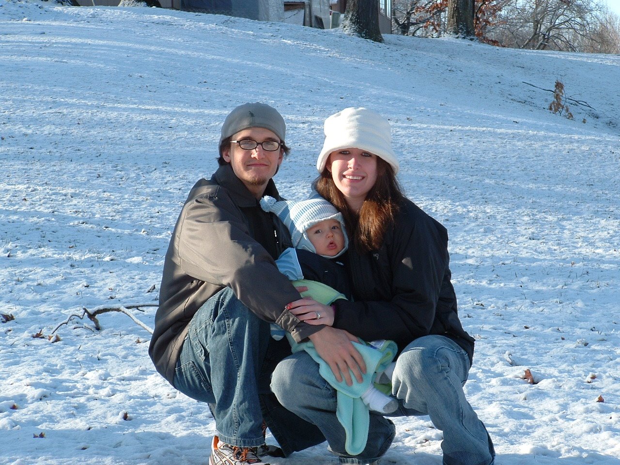 [Family+snow+pictures-+kneeling+2.JPG]