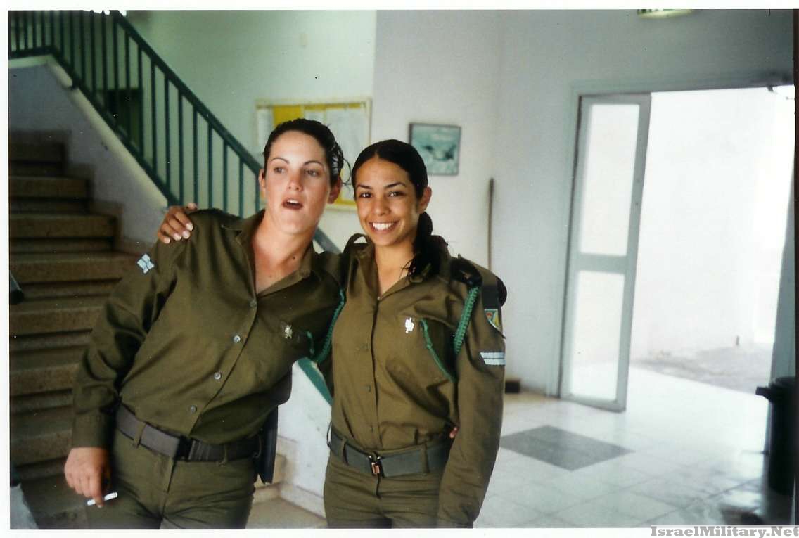 [Israel's+Female+Soldiers+-12.jpg]