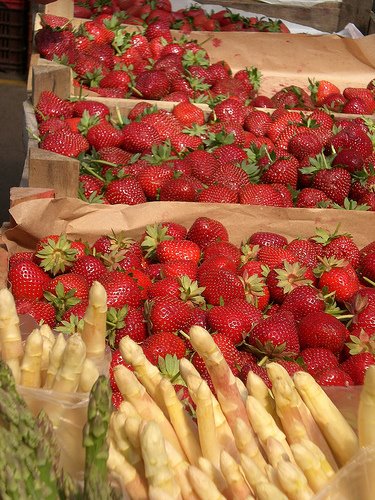 [strawberries+and+asperagus.jpg]