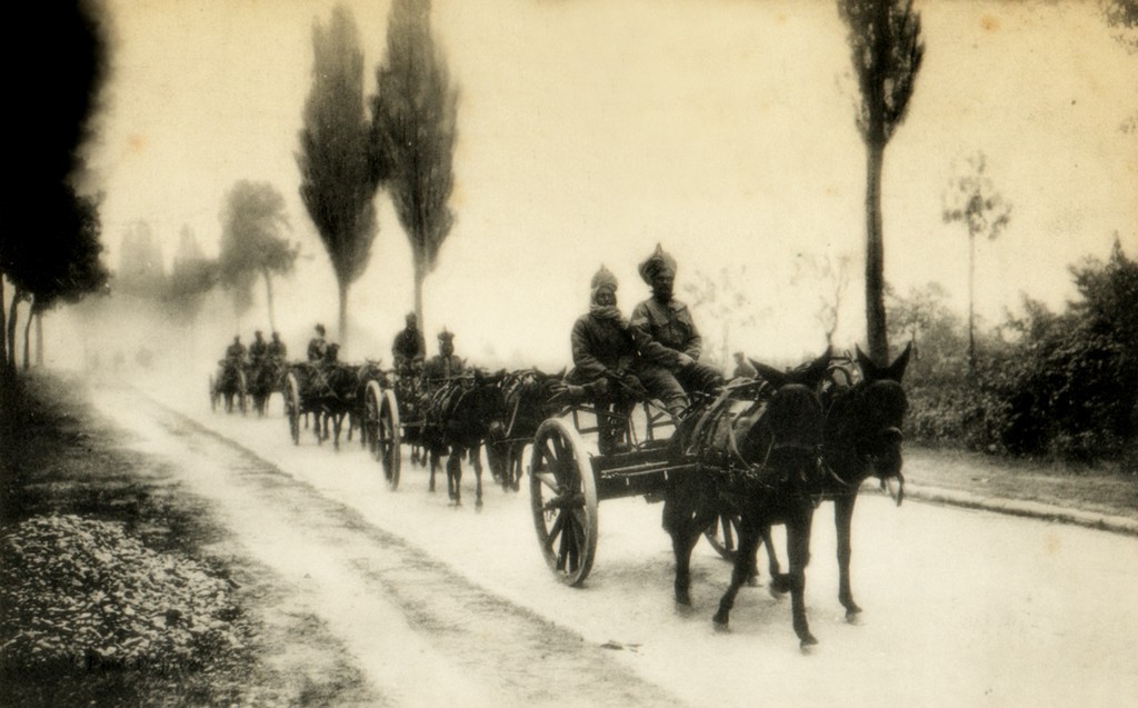[1914+voitures+regimentaires+indiennes.jpg]