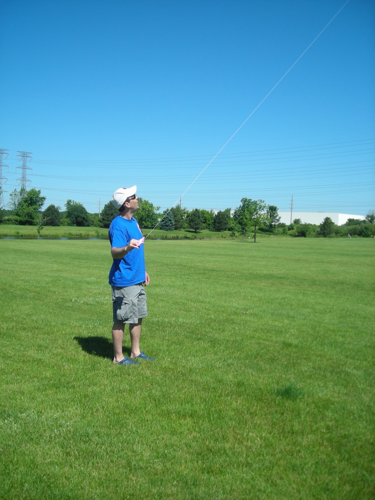 [Daddy+flying+kite.JPG]