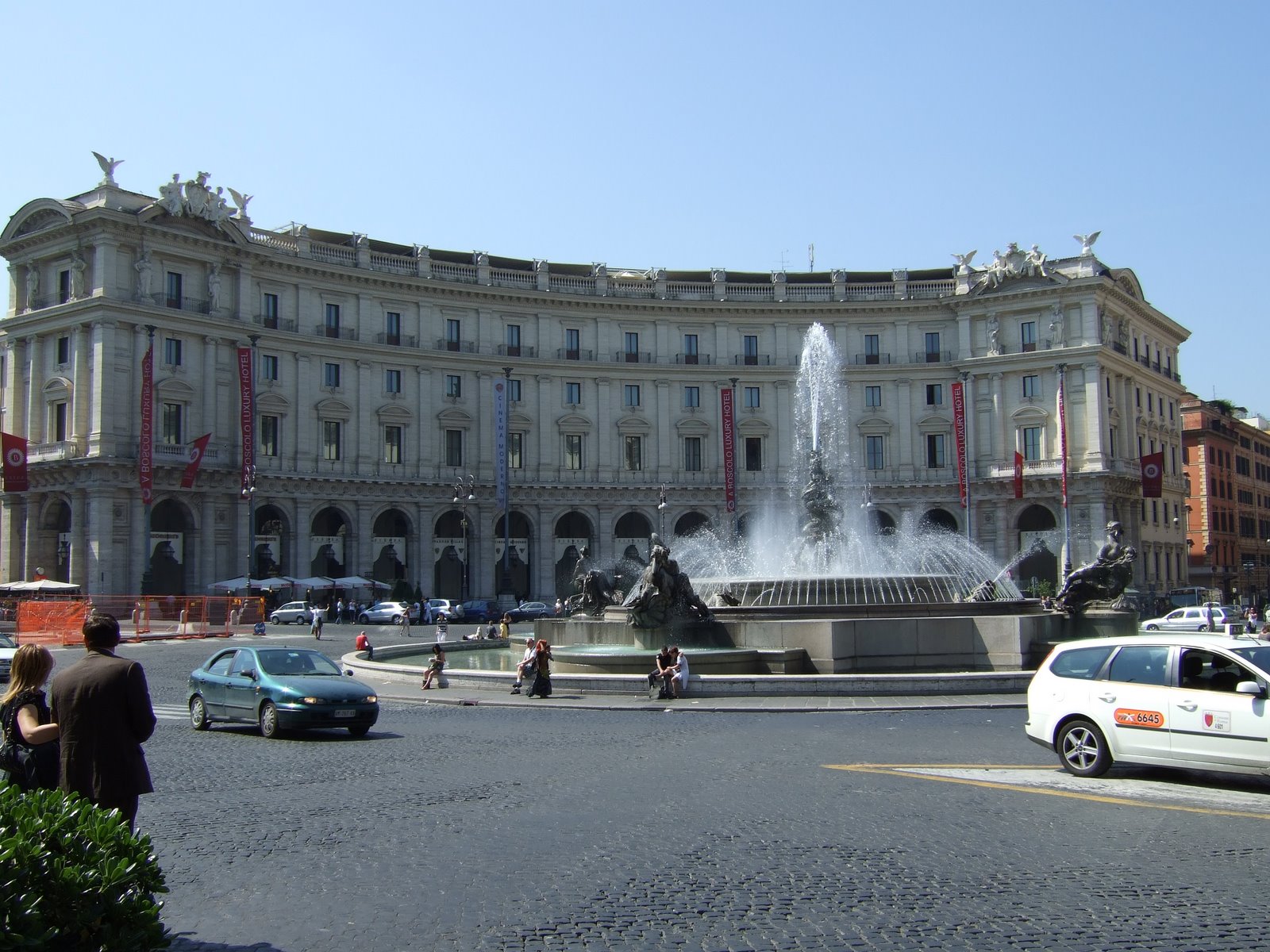 [Rome-Piazza+della+Republica.JPG]
