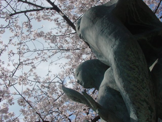 [statues+and+flowers.JPG]
