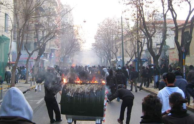 [22-2-2007_greece_student_demo_against_reform_bill__anarchists_vs__pork__14.jpg]