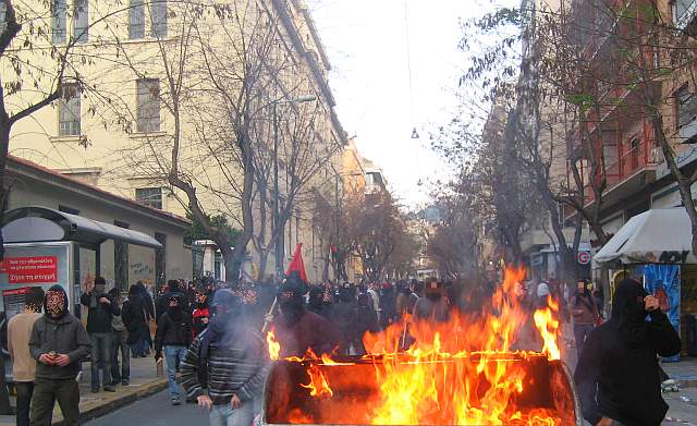 [22-2-2007_greece_student_demo_against_reform_bill__anarchists_vs__pork__13.jpg]