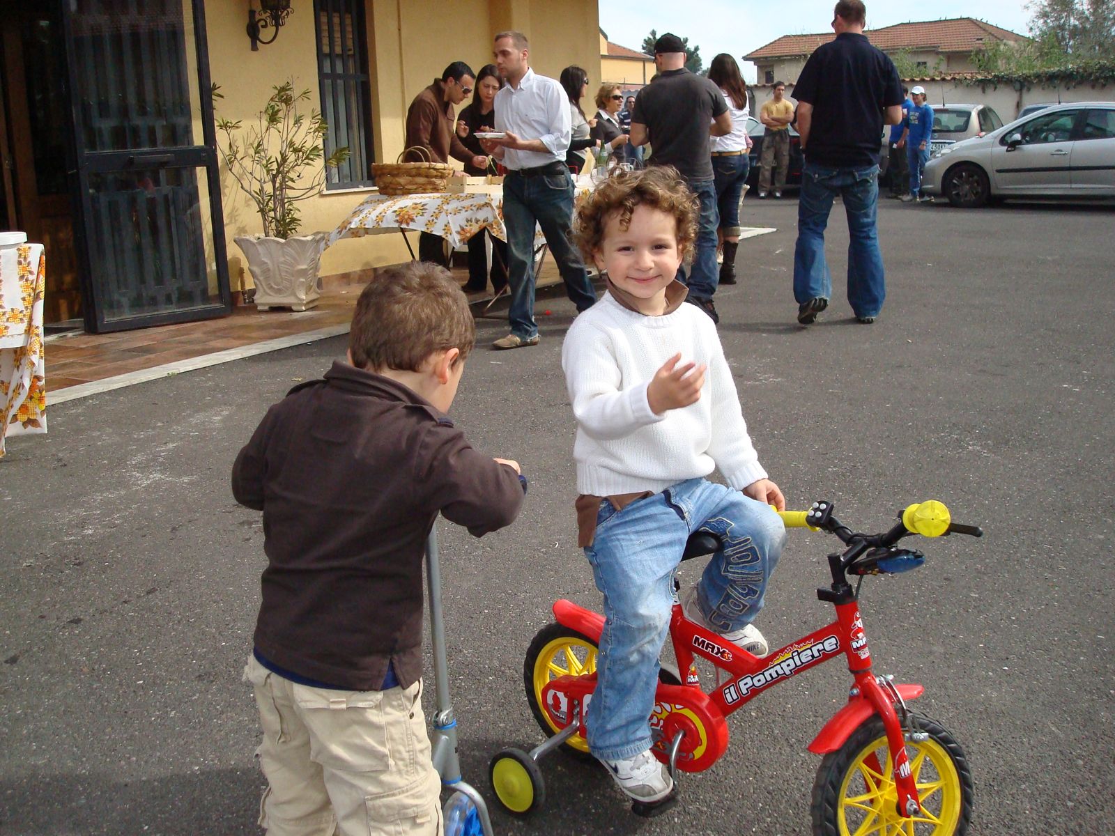 [kids+on+bikes.jpg]
