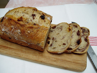 [Raisin+yeast+loaf+with+walnuts+and+raisins.jpg]