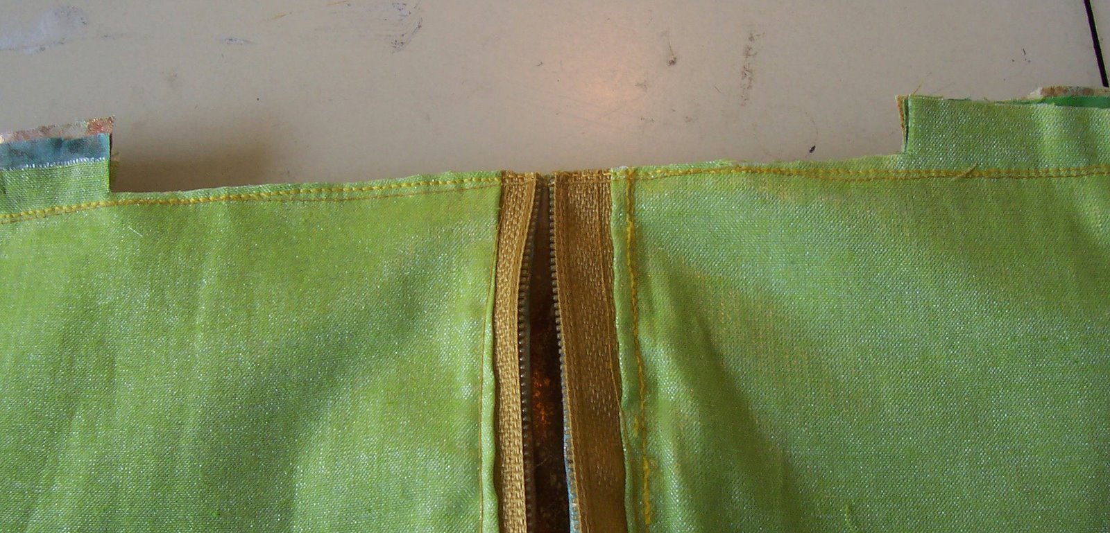 [27+make+sure+zipper+is+partially+open+before+sewing+seam!.jpg]
