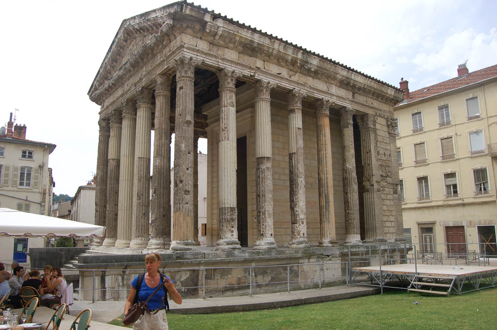 [Valence+Temple+of+Augustus.jpg]
