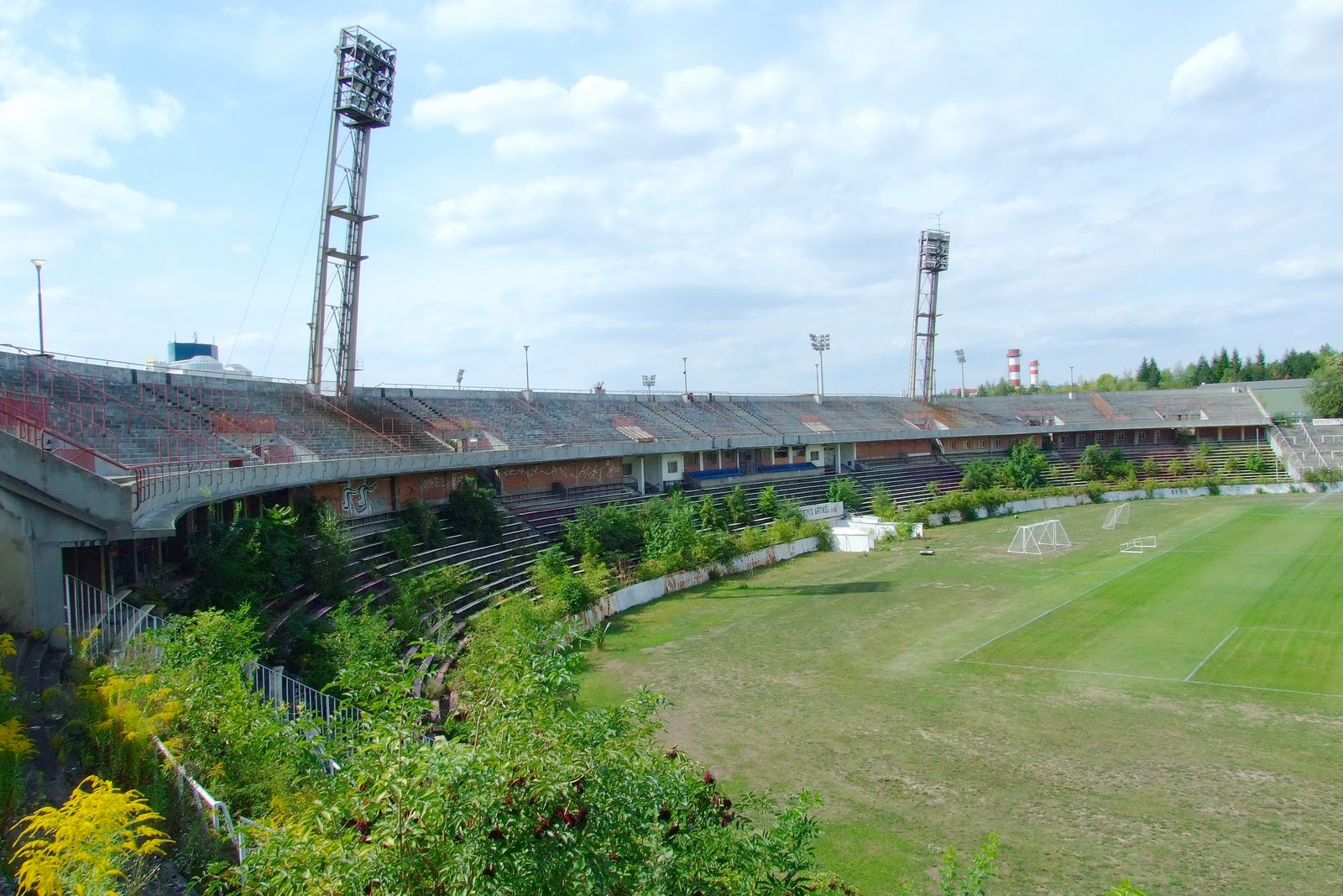 [Brno-Ponava_-_football_stadium_Za_Lu%C5%BE%C3%A1nkami_%28western_tribune%29.jpg]