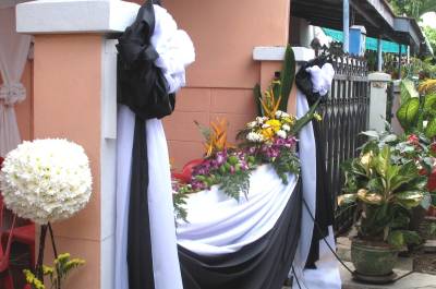 [06+flowers+and+silks+before+the+coffin+sm.jpg]