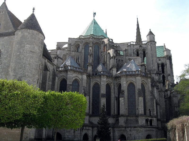 [Chartres+back+of+Cathedral.JPG]