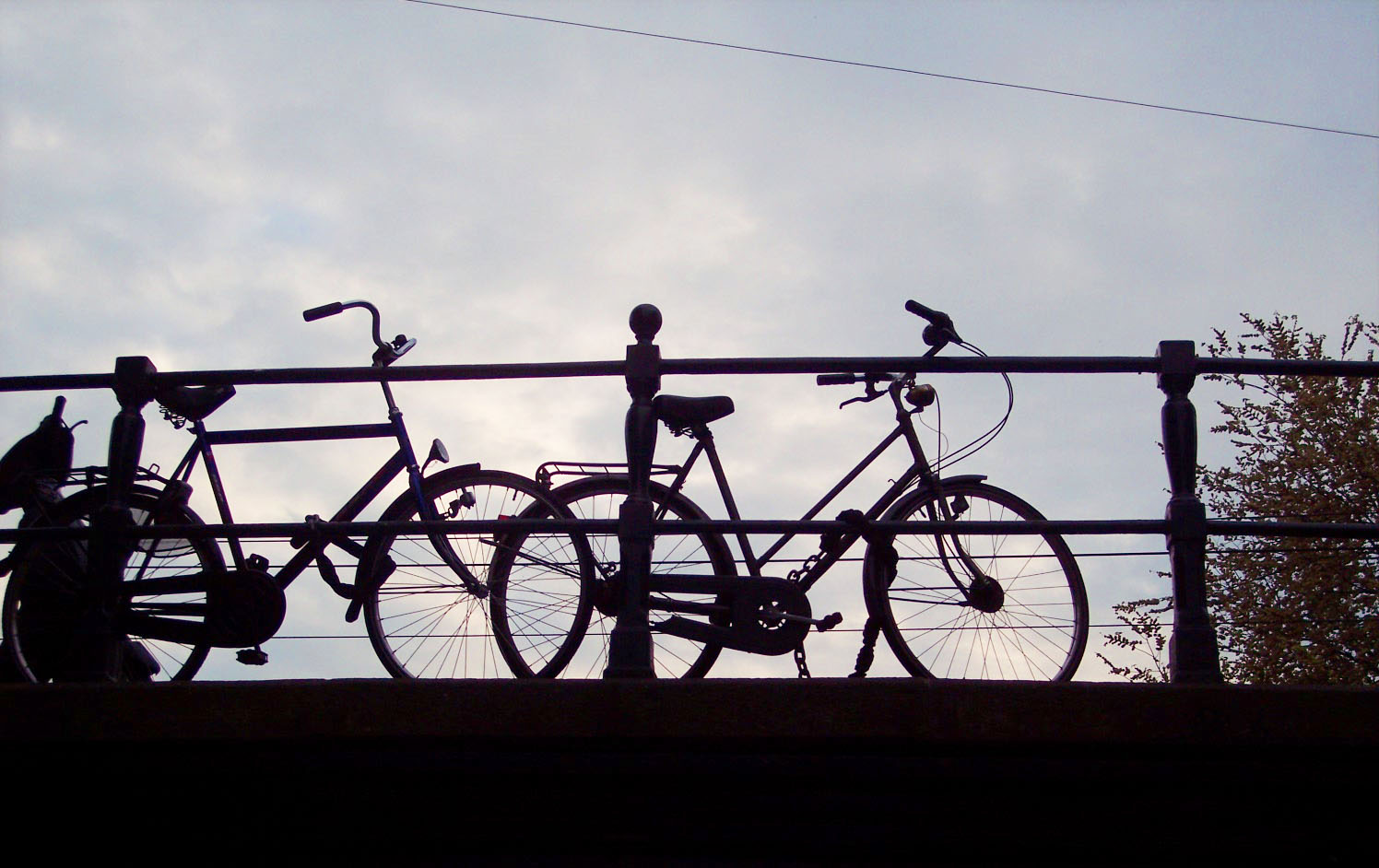 [bike+silhouettes.jpg]