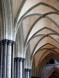 [200px-Salisbury_Cathedral_Detail_Arches.jpg]