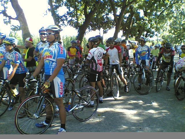 [getting+ready+to+race.Cebu+cycling+Classics+2+cat+b+participants.JPG]