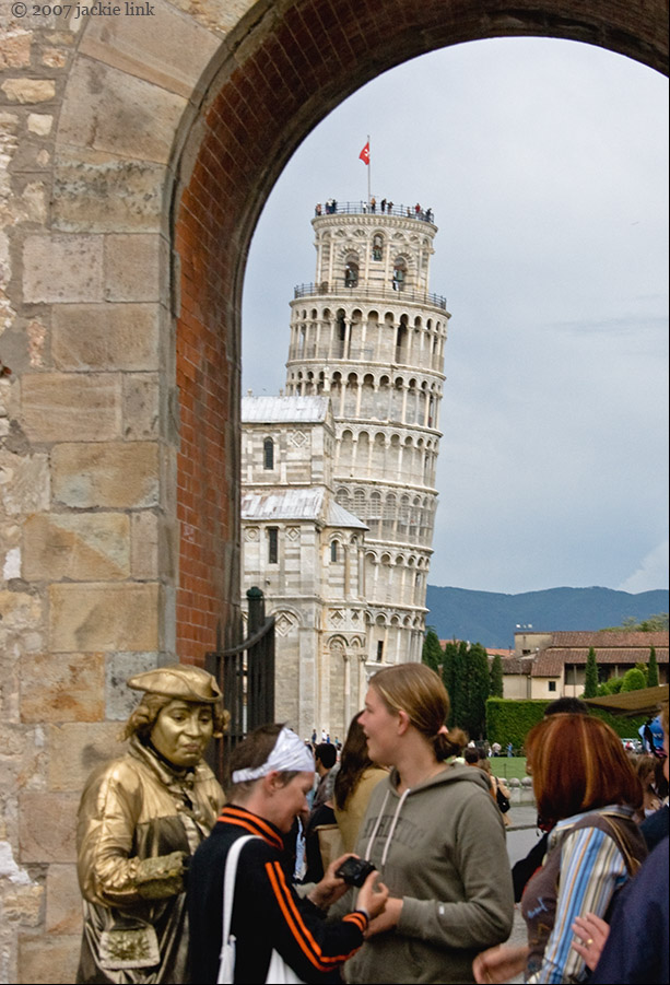 [Pisa-Italy-gold+man.jpg]