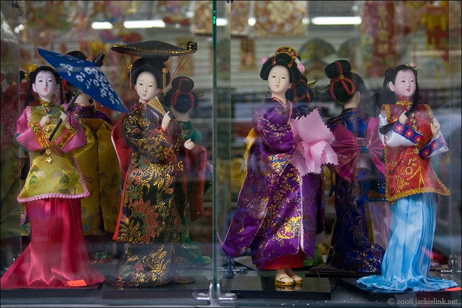 [Chinatown+dolls+in+window.jpg]