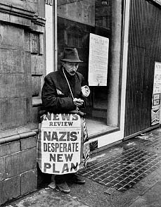 [A+London+news+vendor.+1939.jpg]
