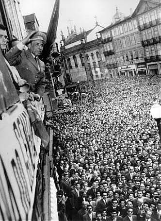 [humberto+Delgado+saúda+a+multidão+-+Praça+Carlos+Alberto,+Porto+-14+de+Maio+de+1958.jpg]