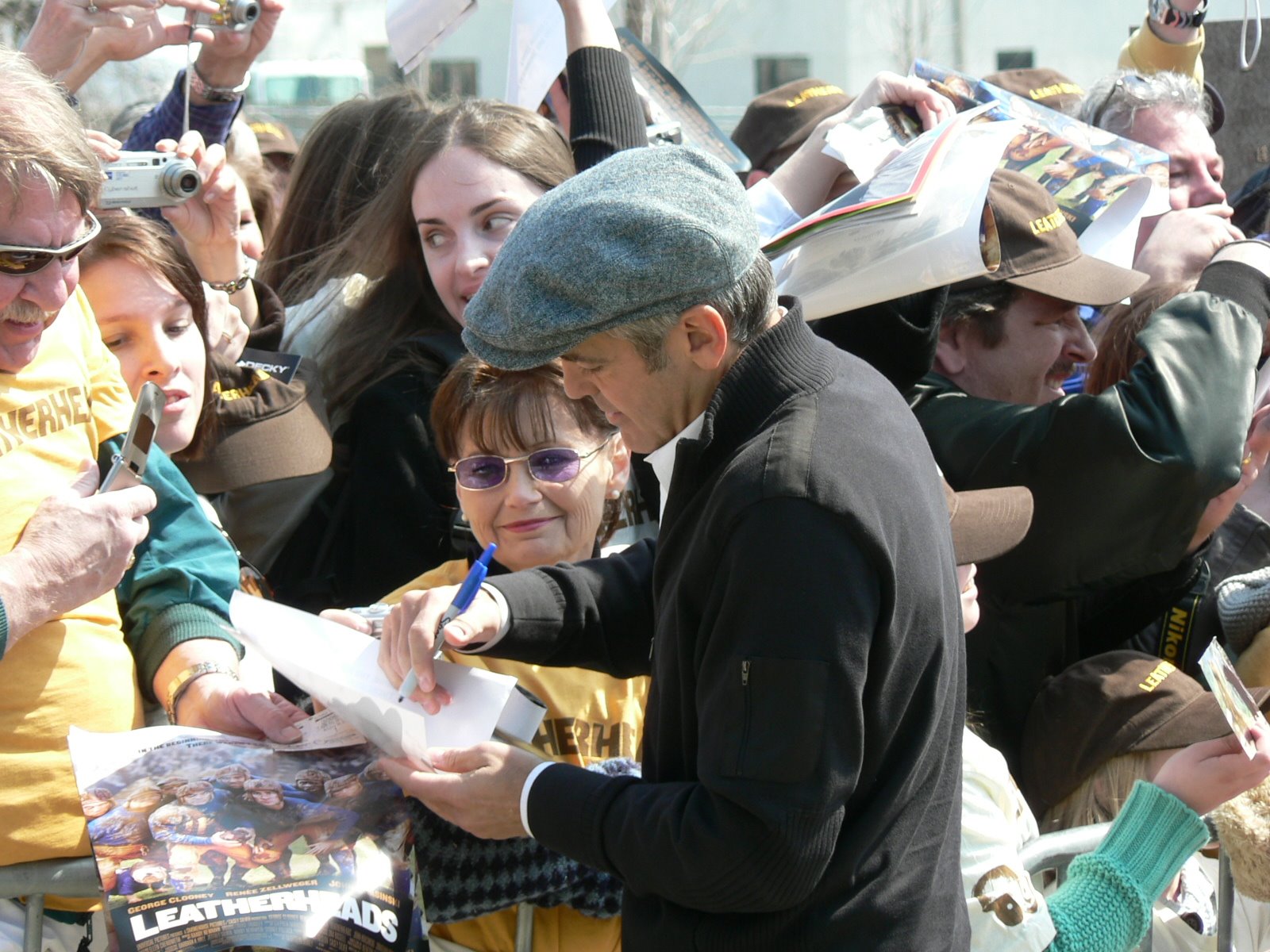 [P1000428+-+Clooney+signing+autographs.JPG]