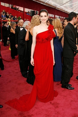 [Anne+Hathaway+Oscars+2008+Marchesa+2.jpg]