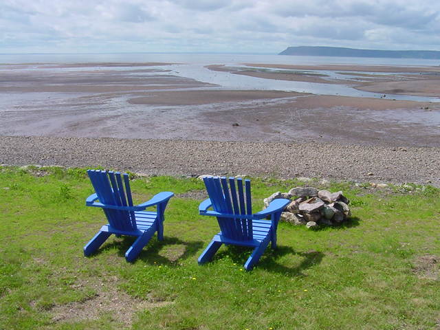 [Parrsboro+blue+chairs+and+low+tide.JPG]